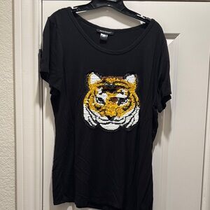 LC Lauren Conrad Black and Yellow Graphic Short Sleeve Tee